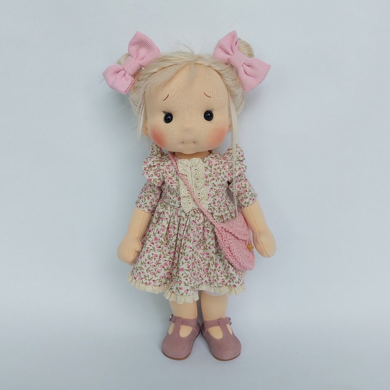 Amy Inspiración muñeca Waldorf, Muñeca de algodón orgánico, muñeco bebé y muñecos para coleccionistas, muñeca de regalo, Arte y Muñeca imagen 4