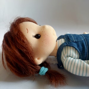 Fifi kleine Umarmung Inspiration für Waldorfpuppen, Puppe aus Bio-Baumwolle, Babypuppe und Puppen für Sammler, Geschenkpuppe, Art&Doll Bild 5