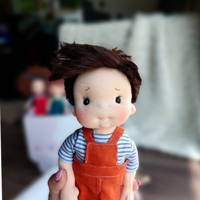 Pepe kleine Umarmung Inspiration für Waldorfpuppen, Puppe aus Bio-Baumwolle, Babypuppe und Puppen für Sammler, Geschenkpuppe, Art&Doll Bild 2