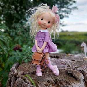 Mia - Vollbewegliche Puppe, Waldorfpuppen-Inspiration, Bio-Baumwollpuppe, Puppe für Sammler, Geschenkpuppe, Kunst und Puppe, Textilpuppen