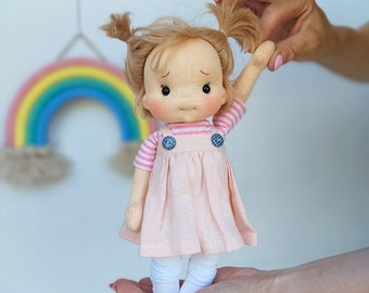 Kiki- abrazo- Inspiración muñeca Waldorf, Muñeca de algodón orgánico, muñeco bebé y muñecos para coleccionistas, muñeca de regalo, Art&Doll