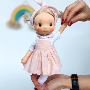 Bubu kleine knuffel Waldorf pop inspiratie, biologische katoenen pop, babypop en poppen voor verzamelaars, cadeaupop, Art&Doll afbeelding 1