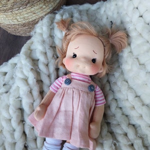 Kiki petit câlin Inspiration poupée Waldorf, Poupée en coton biologique, poupée bébé et poupées pour collectionneurs, poupée cadeau, Art&Doll image 4