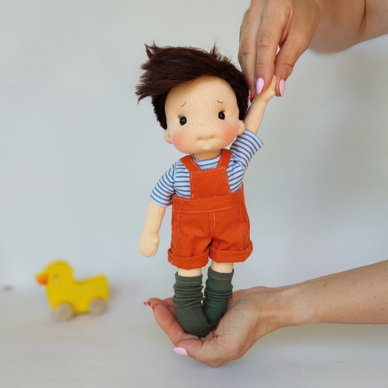 Pepe kleine Umarmung Inspiration für Waldorfpuppen, Puppe aus Bio-Baumwolle, Babypuppe und Puppen für Sammler, Geschenkpuppe, Art&Doll Bild 1