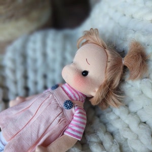 Kiki petit câlin Inspiration poupée Waldorf, Poupée en coton biologique, poupée bébé et poupées pour collectionneurs, poupée cadeau, Art&Doll image 5