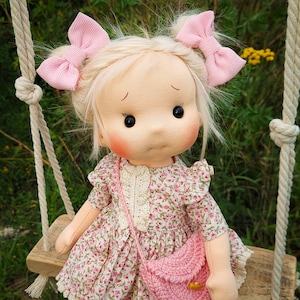 Amy – Inspiration für Waldorfpuppen, Puppe aus Bio-Baumwolle, Babypuppe und Puppen für Sammler, Geschenkpuppe, Kunst und Puppe