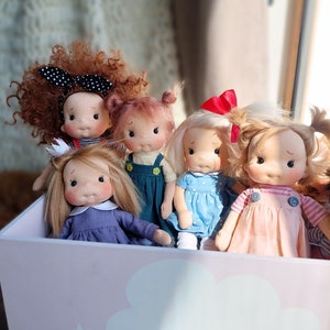 Fifi kleine Umarmung Inspiration für Waldorfpuppen, Puppe aus Bio-Baumwolle, Babypuppe und Puppen für Sammler, Geschenkpuppe, Art&Doll Bild 7
