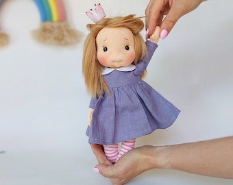 Zuzu- abrazo- Inspiración muñeca Waldorf, Muñeca de algodón orgánico, muñeco bebé y muñecos para coleccionistas, muñeca regalo, Art&Doll