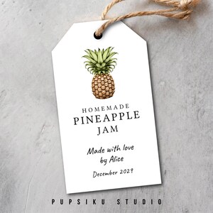 Könnte beinhalten: Weißes Etikett mit einer Ananas-Illustration und dem Text "HOMEMADE PINEAPPLE JAM". Der Text "Made with love by Alice December 2029" und "PUPSIKU STUDIO" ist ebenfalls enthalten. Ein Bindfaden ist am Etikett befestigt.