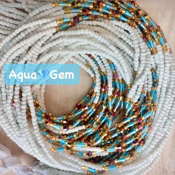 Aqua Gem principalmente blanca, intercalada con cuentas decorativas de color turquesa y dorado.