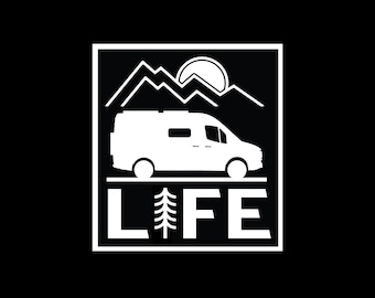 Könnte beinhalten: Eine weiße Grafik auf schwarzem Hintergrund. Das Design zeigt einen Campingbus, Berge und eine Sonne. Das Wort "LIFE" steht unter dem Bus, wobei ein Baum das "I" ersetzt. Das Bild ist in einem weißen Quadrat eingeschlossen.