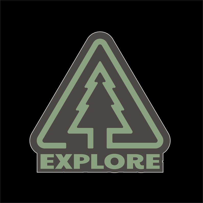K&ouml;nnte beinhalten: Ein gr&uuml;nes und graues Dreieck mit einem stilisierten Kiefernbaum im Inneren und dem Wort "EXPLORE" darunter.