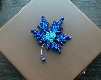Suoirblss Maple Leaf Brooch - Blue Alloy & Imitation Pearl Women's Brooch Pin (1.77 Inch)