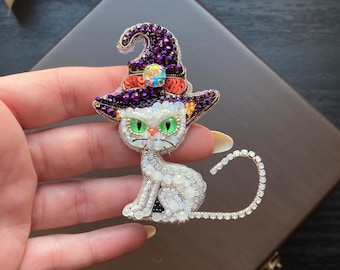 Spilla in oro a forma di gatto con schegge di diamanti e smeraldi in vendita su