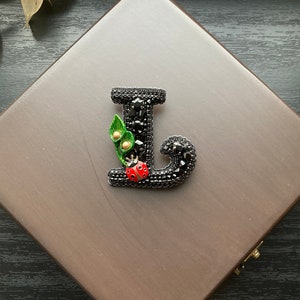 Handgefertigte Buchstabe Brosche,Custom Design Brosche,Geschenk Name Schmuck,Handgefertigte Persönliche Pin,Craft Custom Buchstabe Brosche,Accessoire,Geschenk für Mutter