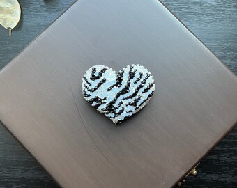 ハンドメイド3Dハートブローチ：ゼブラ柄のスペシャルデザイン スワロフスキークリスタルストーン刺繍ハートバッジ