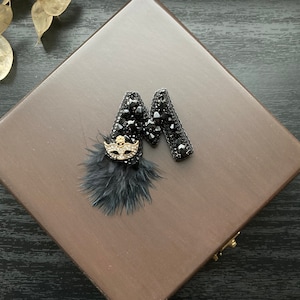 Broche de letra hecho a mano, letra M bordada, broche con diseño personalizado, joyería con nombre, pin personalizado, broche con letra especial artesanal, regalo para ella.