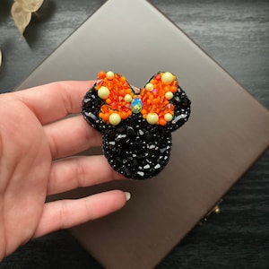 Minnie Mouse-broche: zwartoranje kinderreversaccessoirespeld met Swarovski-parel en kristallen kralen