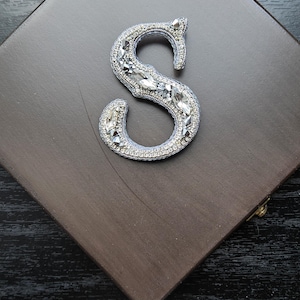Broche de letra hecho a mano, broche personalizado, insignia personalizada, pin personal hecho a mano, broche de letra personalizado, joyería de plata, regalo para mamá.