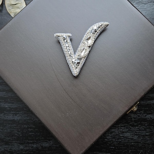 Broche con letra V hecho a mano, joyería de regalo con letra V bordada en plata, prendedor artesanal, broche de cuentas personalizado, broche de diseño, regalo para ella