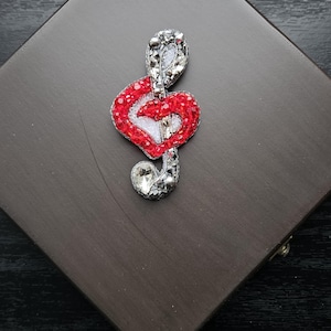 Silberne Violinschlüssel Brosche, Perlen Musik Note Brosche, Handgemachte Musik Note Pin, Geschenk für Frauen, Gestickter Violinschlüssel, Musikinstrument