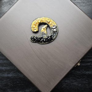 Broche con letra D, prendedor de solapa con letra, broche con letra hecho a mano, letra D en oro negro, kit de broche personalizado, letra bordada, prendedor con nombre