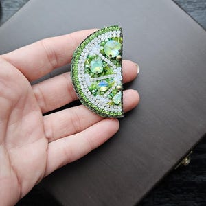レモンスライスブローチ、グリーンレモンジュエリー、手作りフルーツバッジ、刺繍レモンピン、デザインフルーツブローチ、グリーンブローチ、母親への贈り物