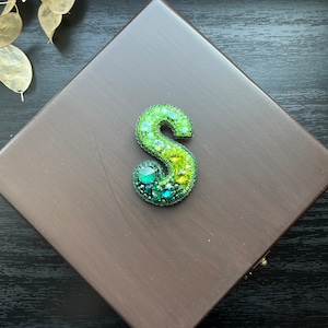 Broche de letra hecho a mano, broche personalizado, insignia personalizada, pin personal hecho a mano, broche de letra personalizado, joyería verde, regalo para mamá.