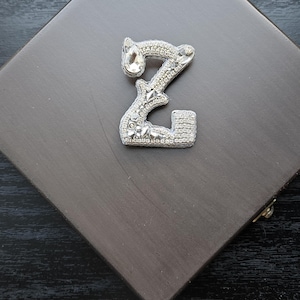 Broche de letra hecho a mano, letra Z bordada, broche de diseño especial, joyería con nombre, letra plateada, broche de letra hecho a mano, regalo para ella
