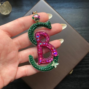 Llavero con letra hecho a mano, llavero con letra, llavero con letra verde, llavero bordado, joyería fucsia, llavero con cuentas, broche con letra