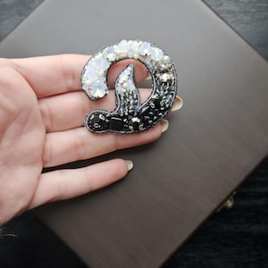 Broche con la letra D, prendedor de solapa con la letra, broche con la letra hecho a mano, letra D en blanco y negro, kit de broche personalizado, letra bordada, prendedor con nombre