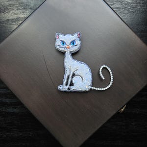 Handmade Cat Brooch,Personal Design Cat Badge,Craft Cat Animal,White Cat Brooch,Unique Cat Accessory,Personalized Art Pin,Gift for Mom