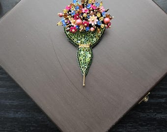 Groene paraplubroche: unieke herfstkleurige sieraden met versiering van Swarovski-parels