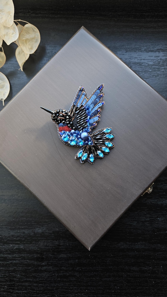 ハチドリ　鳥　ビーズ刺繍　ブローチ　ハンドメイド　ビーズブローチ　刺繍ブローチ ハチドリ 鳥 ビーズ刺繍 ブローチ ハンドメイド ビーズブローチ 刺繍