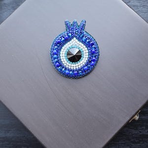 Evil Eye Perlenbrosche, gestickte Blue Eye Revers Pin, handgemachte Augenbrosche, Design Evil Eye Accessoire, perfektes Geschenk für Liebhaber, Brosche Art