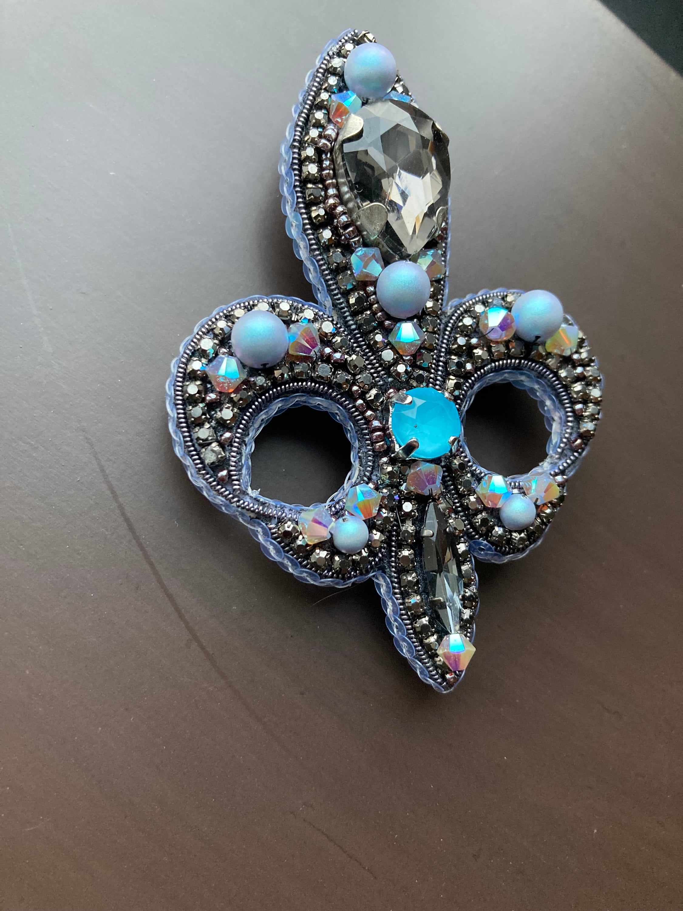 Broche En Forme De Lys En Cuir Avec Cristaux - Accessoire Femme Argenté - Style élégant