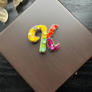 Broche de letra hecho a mano, letra K bordada, broche de diseño especial, joyería con nombre de regalo, broche de letra colorido, broche de letra hecho a mano, regalo para ella