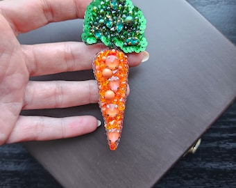 オレンジキャロットブローチ：刺繍ビーズ付き100％ハンドメイドフルーツラペルピン