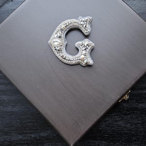 Broche de letra hecho a mano, letra G bordada, broche de diseño especial, joyería con nombre de regalo, letra plateada, broche de letra hecho a mano, regalo para ella