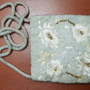 Bolso de mano joya hecho con cuentas beige