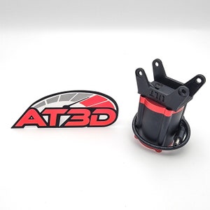 Può includere: Un motore stampato in 3D nero e rosso con un filo nero e un connettore. Il motore ha un alloggiamento in plastica nera e un ingranaggio in plastica rossa. Il motore è montato su una staffa in plastica nera. Il motore è etichettato "1111".