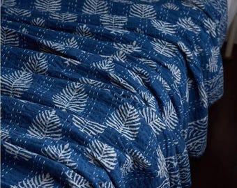 Edredón Kantha con estampado floral azul índigo, colcha reversible tamaño king de algodón cosida a mano, manta hecha a mano