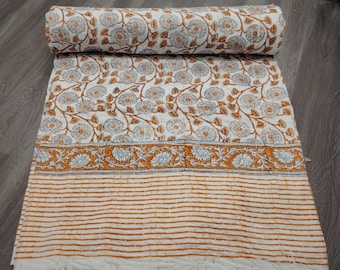 Puede incluir: Colcha de algodón blanco con estampado floral en tonos marrones y grises. La colcha tiene un borde con un patrón floral repetitivo y un patrón a rayas en la parte inferior.