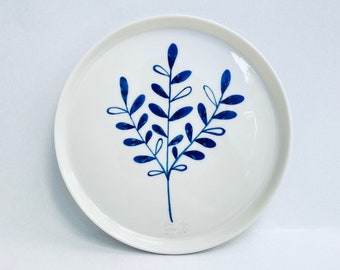 assiette florale minimale, vaisselle moderne, assiettes artisanales, fleurs en porcelaine, vaisselle mixte et assortie, cadeau pour les jeunes mariés