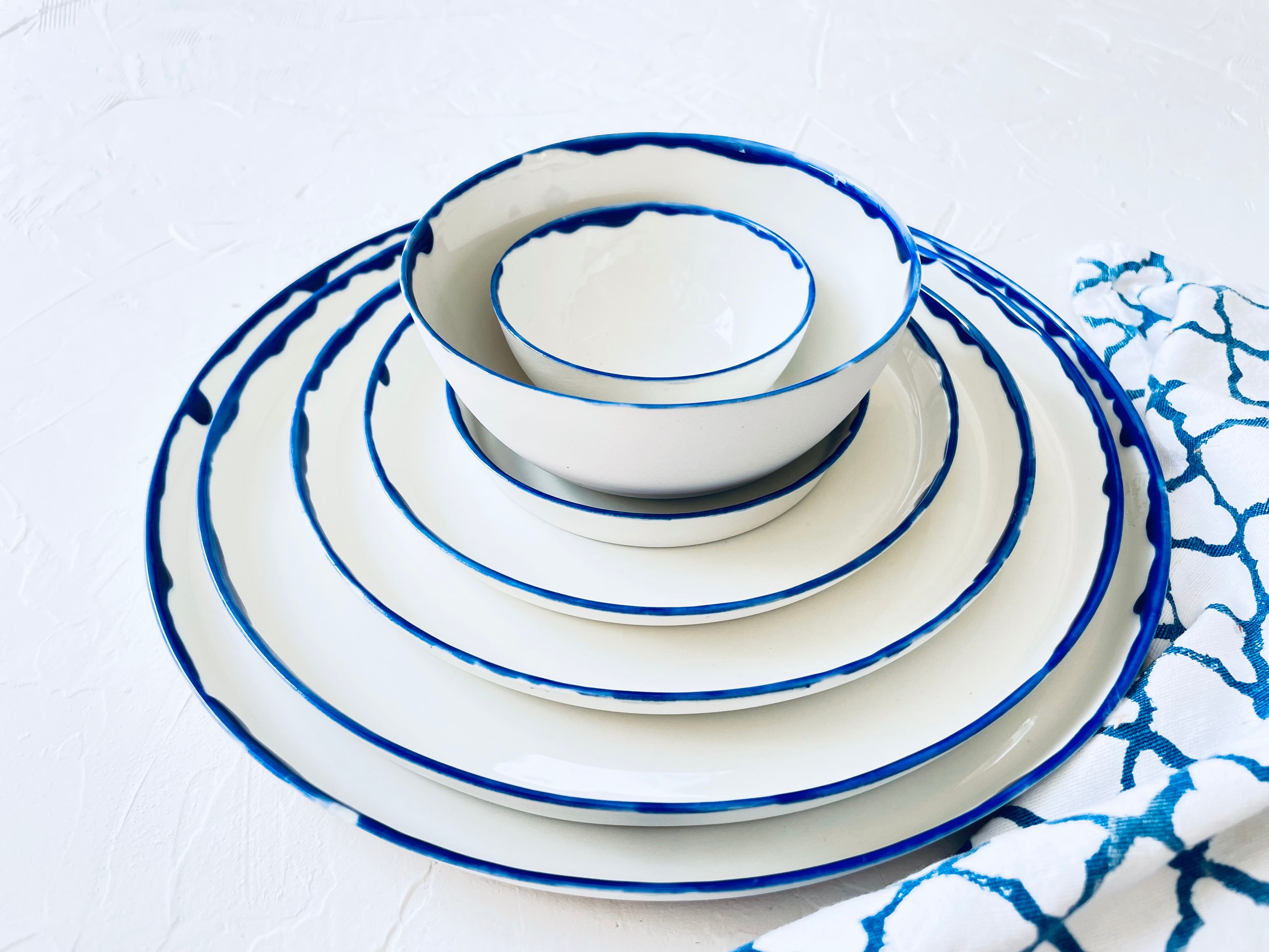 blue-and-white-ceramic-plates-pottery-plates-dinner-plates-salad