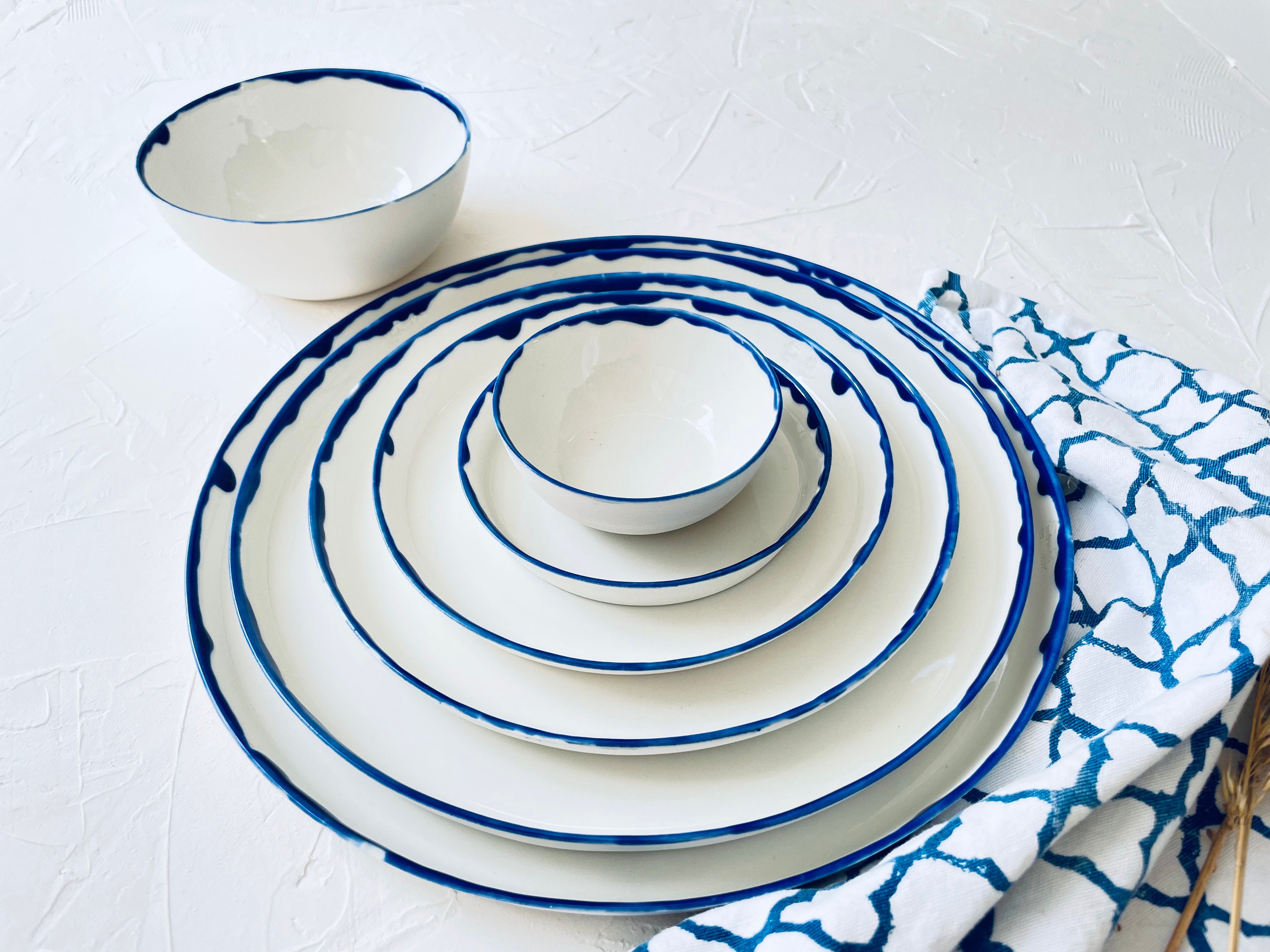 blue-and-white-ceramic-plates-pottery-plates-dinner-plates-salad