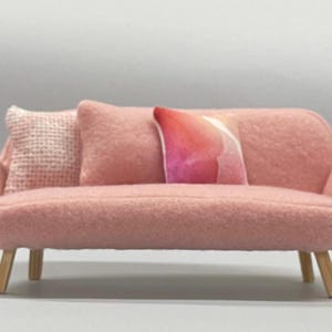 Puppenhaus Miniatur Sofa - Maßstab 1:12 Couch - Mid Century Miniatur Möbel - gepolstertes handgefertigtes Sofa mit Kissen - Geschenk für Sammler
