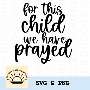 Op de afbeelding: Een digitaal grafisch ontwerp met de zwarte tekst "for this child we have prayed" in een combinatie van script- en schreefloze lettertypes. Een klein vierkant logo met een zonnepictogram en de tekst "SUNROOM SHOP CREATIONS" is in de hoek.