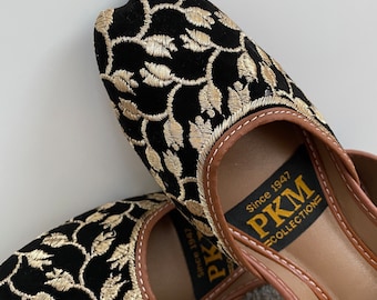 Black and gold embroidered traditional khussa | Womens leather jutti | Pakistani Wedding khussa