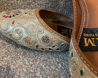 Ivory gold embroidered traditional khussa | Womens velvet jutti | Pakistani Wedding khussa